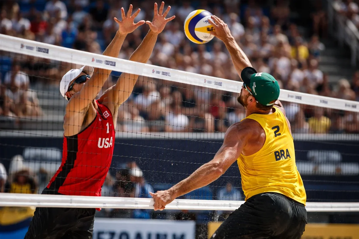 Zwei Beach-Volleyball-Spieler im Duell am Netz