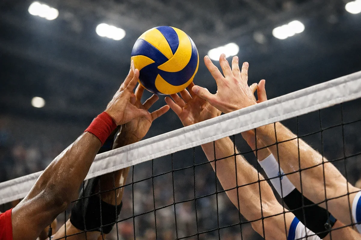 Spannender Moment beim Volleyball mit Spielern am Netz